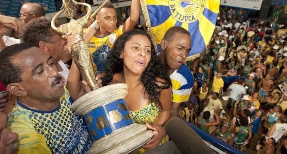 Integrantes da Unidos da Tijuca comemoram o título de campeã do Carnaval de 2010 do RJ na quadra da escola (17/02/2010)