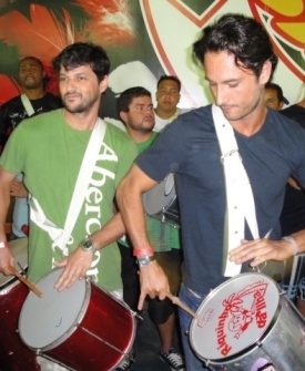 Os amigos Marcelo Serrado e Rodrigo Santoro tocam repique junto com os ritmistas no ensaio da União da Ilha (24/01/2010)