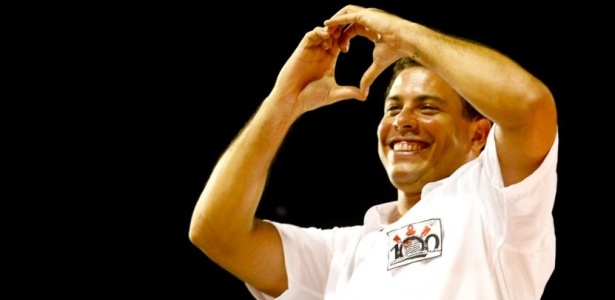 Ronaldo faz coração com as mãos durante desfile da Gaviões da Fiel em 2010 - Alexandre Schneider/UOL