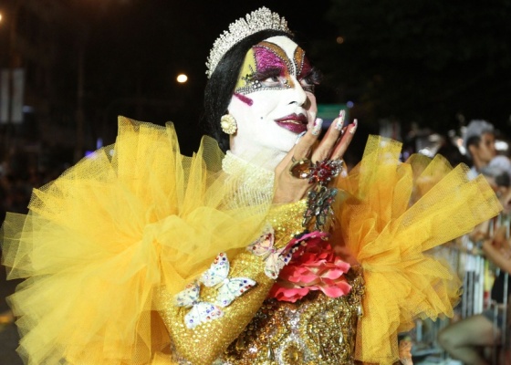 Isabelita dos Patins chega à tradicional festa Gala Gay, que fecha o Carnaval do Rio