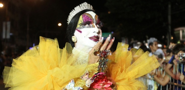 Isabelita dos Patins chega à tradicional festa Gala Gay, que fecha o Carnaval do Rio