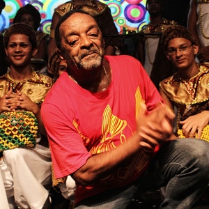 O percussionista Naná Vasconcelos realiza ensaio para abertura do Carnaval de Recife na Rua da Moeda com duas nações de maracatu, Estrela Brilhante e Aurora Africana (12/2/2011)