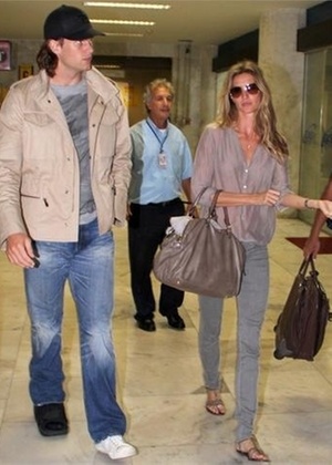 Tom Brady, marido de Gisele Bündchen, chega com pé imobilizado no Rio (05/03/2011)